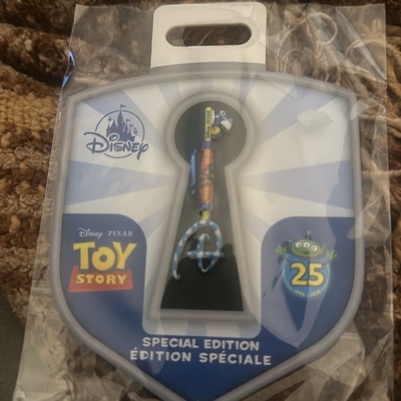 6 Special Edition Disney Keys - Picture 3 of 8